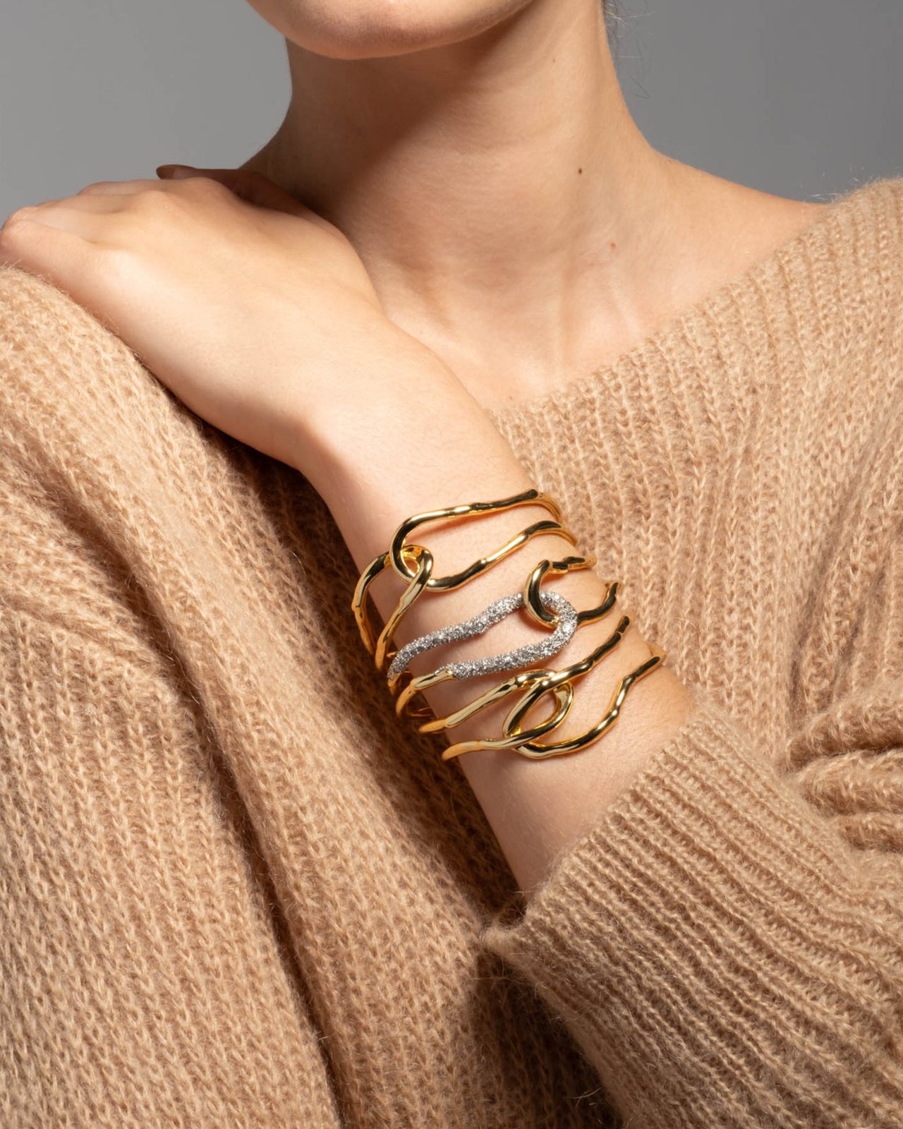 Solanales Large Twisted Cuff Bracelet - Gold - Photo 2