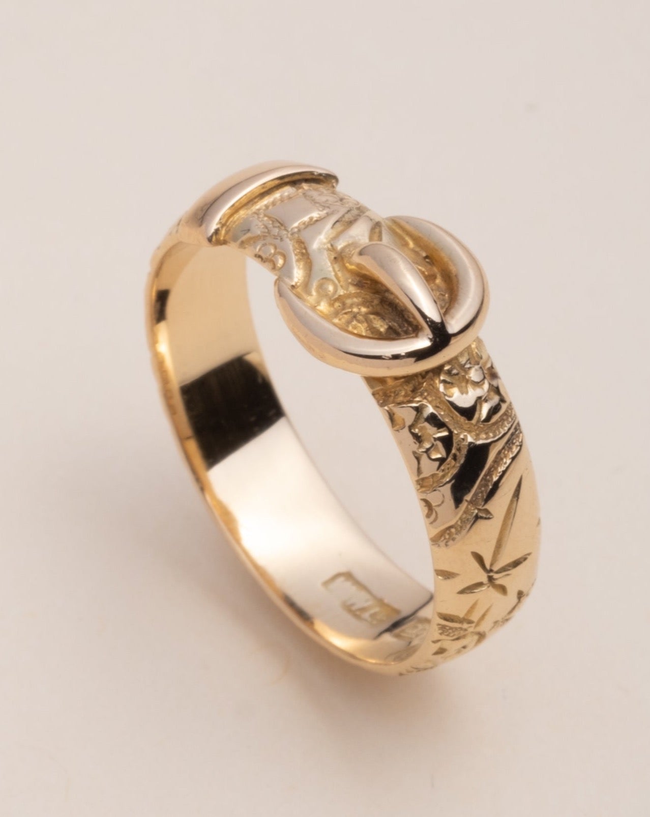 Victorian 1880s 18k Gold Buckle Band Ring - Photo 2