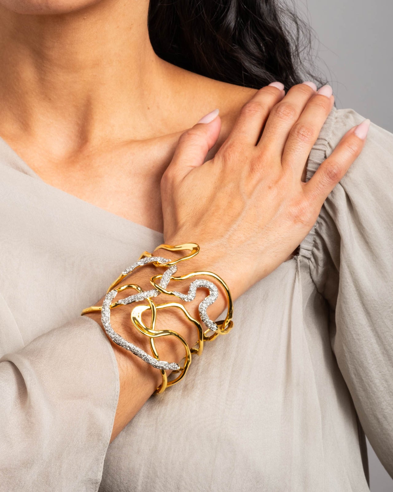 Solanales Gold Crystal Intertwined Cuff Bracelet - Photo 2