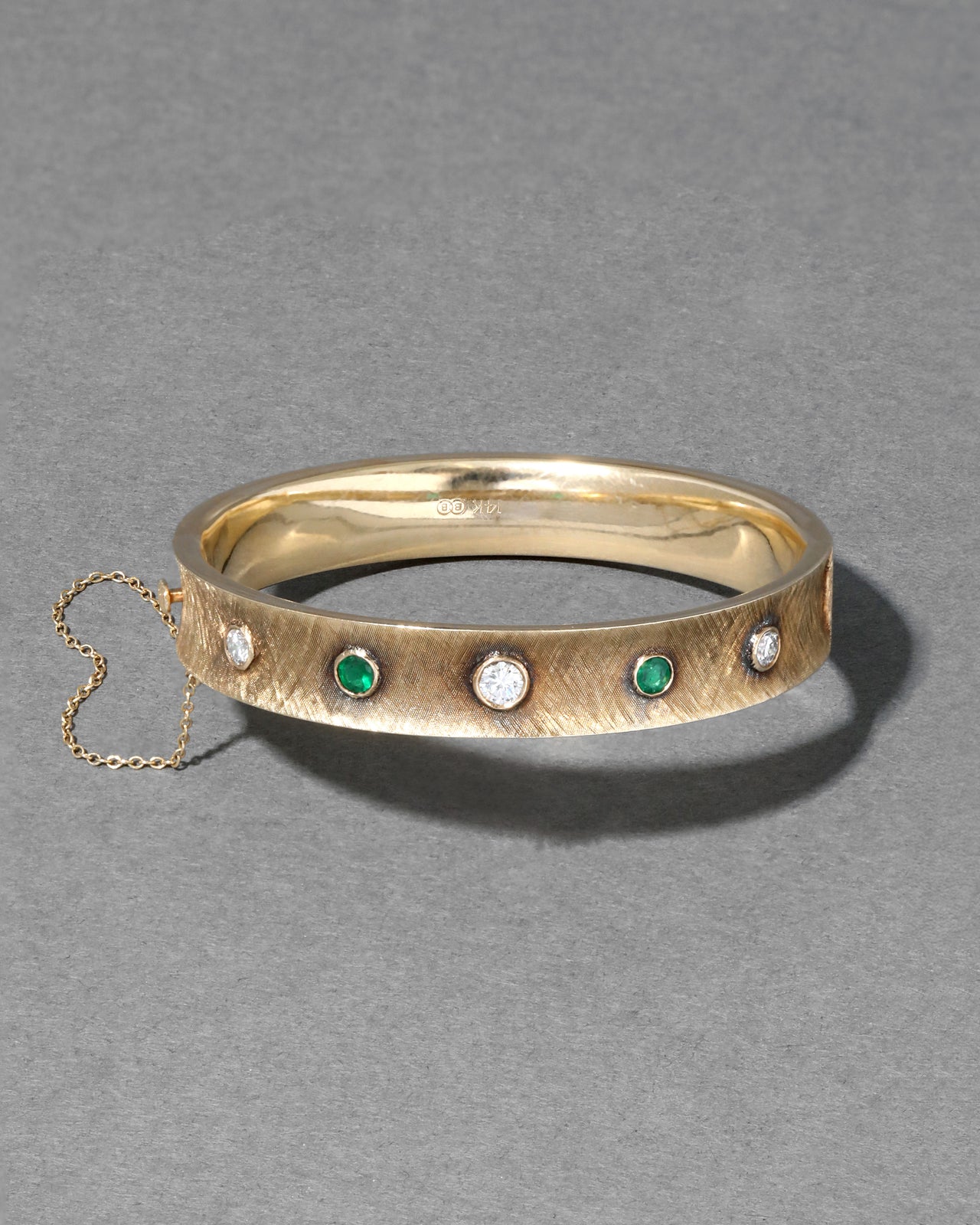 Vintage 1960s 14k Gold with Hand Etched Diamond & Emerald Hinge Bangle Bracelet - Photo 2