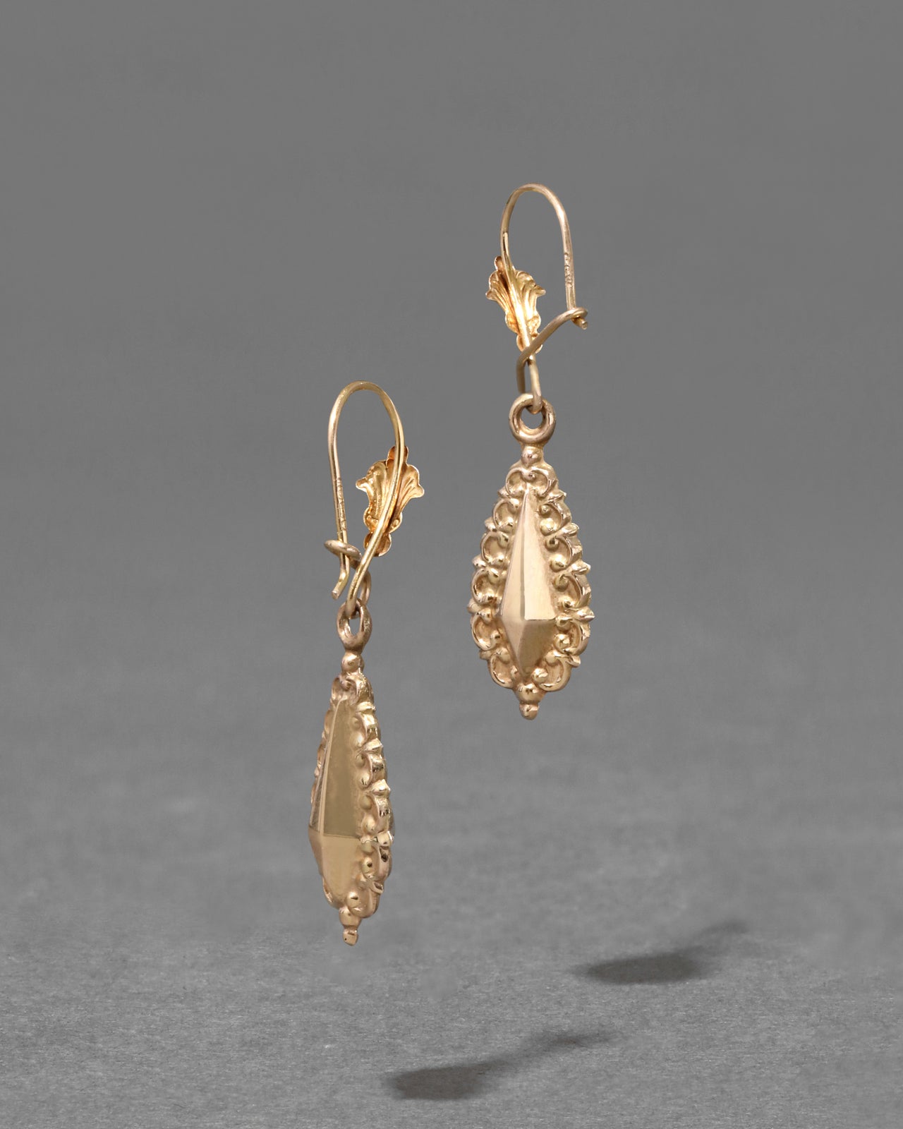 Antique Victorian 10k Gold Repoussé Drop Earring - Photo 2