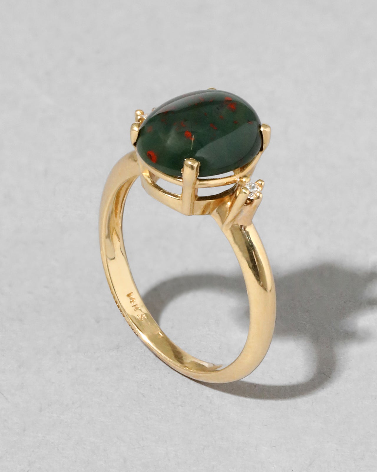 Vintage 1940s 14k Gold with Speckled Bloodstone & Diamond Side Stone Ring - Photo 2