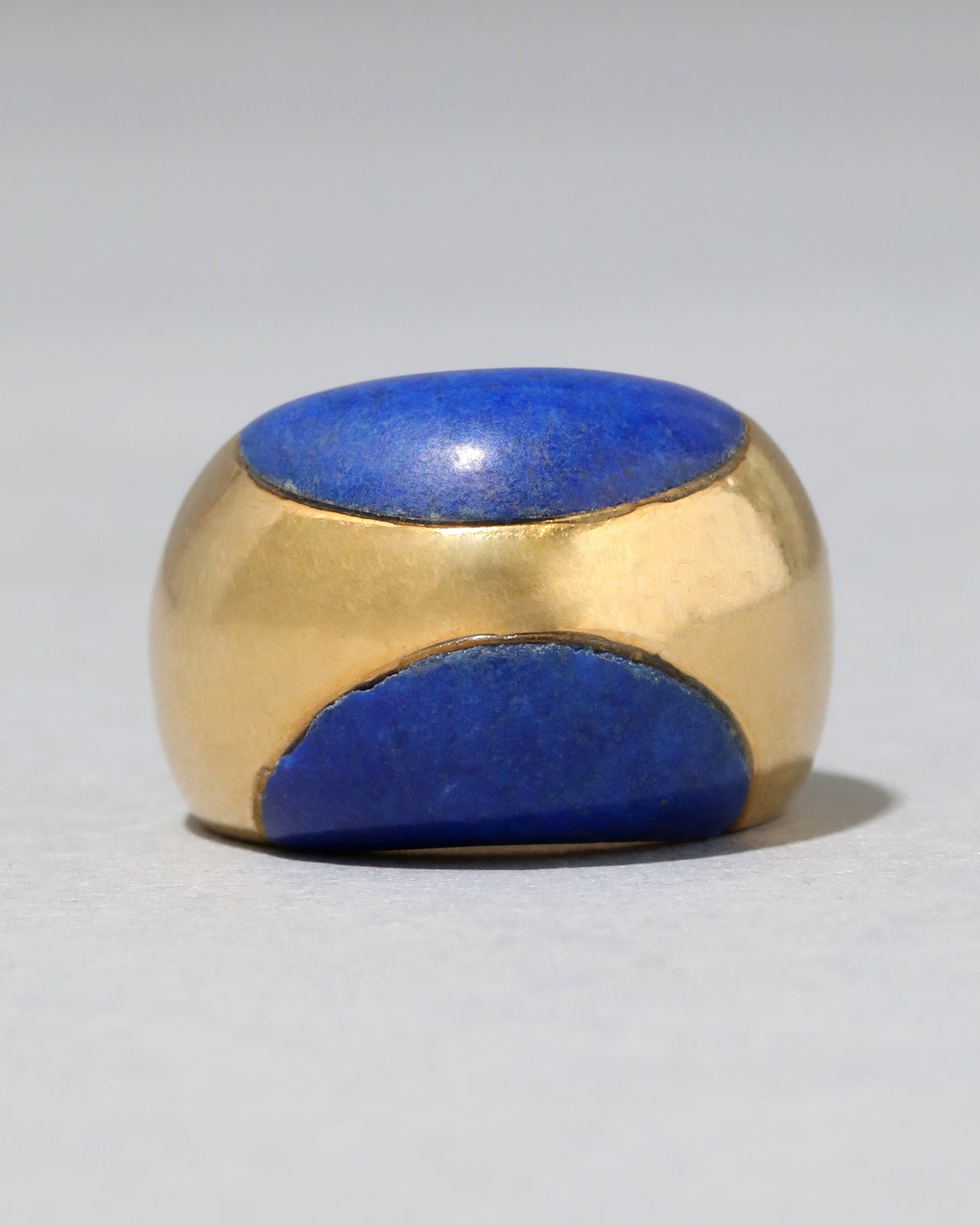 Vintage 1970s 18k Gold Modernist Ring with Unique Cut Lapis - Photo 2