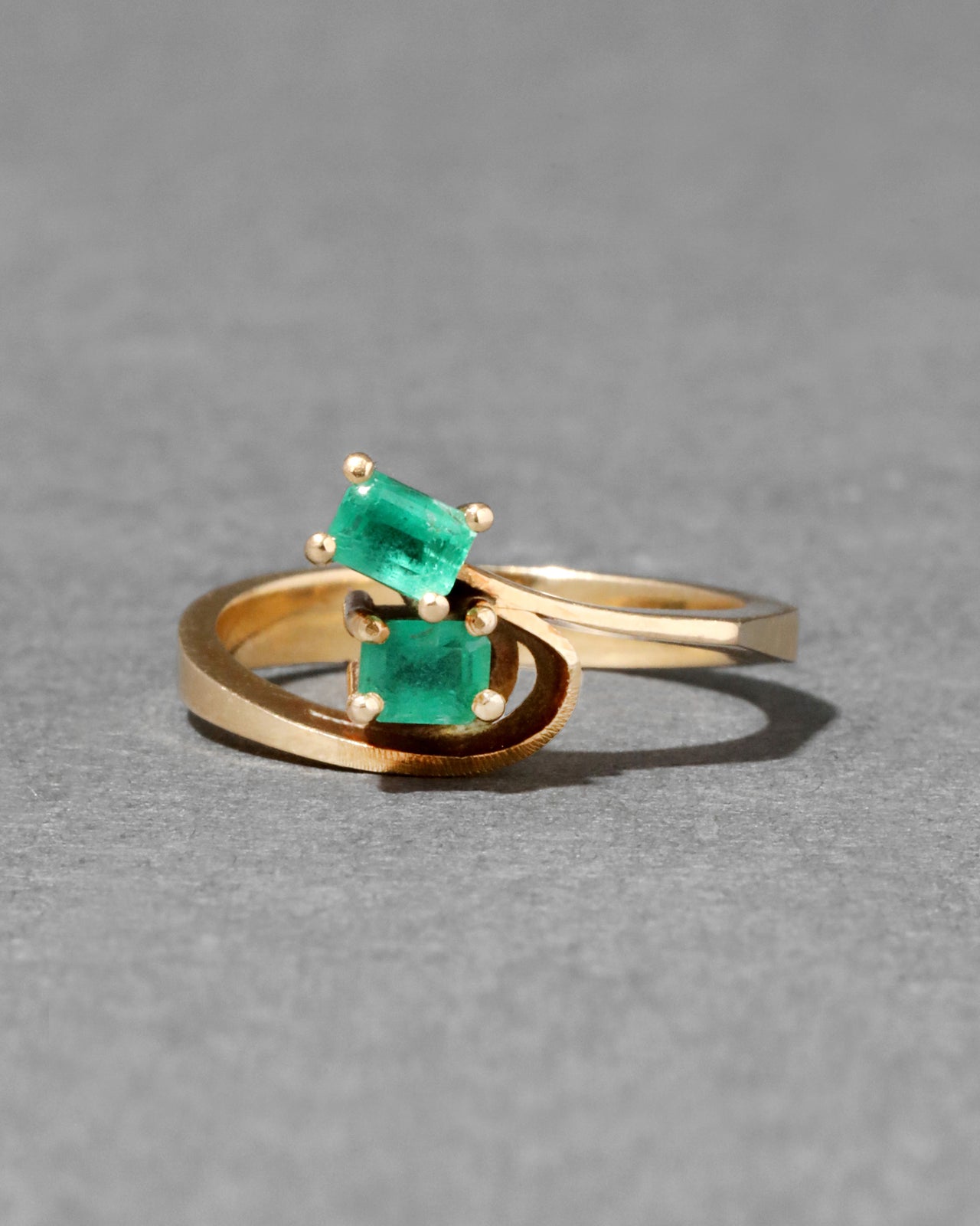 Vintage 1970s 14k Gold & Stacked Emerald Modernist Design Ring - Photo 2