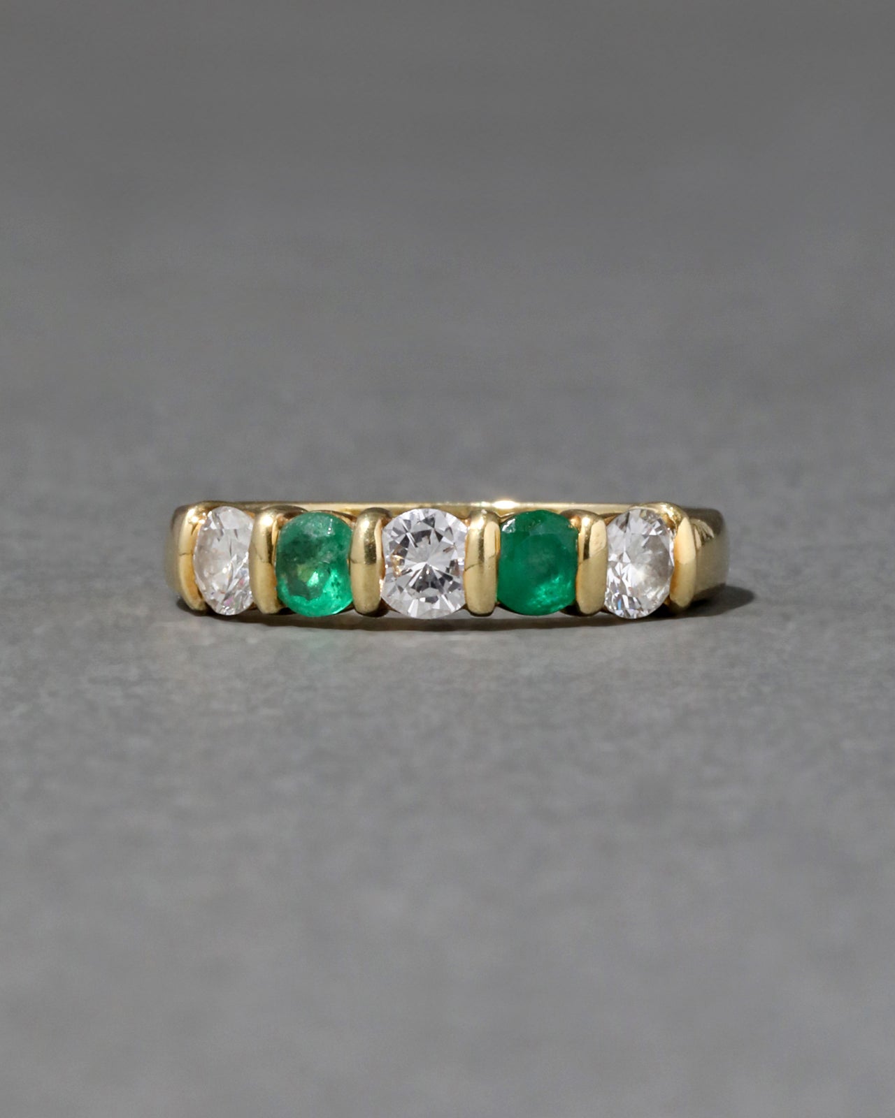 Vintage 1980s 18k Gold & Alternating Emerald & Diamond Band Ring - Photo 2